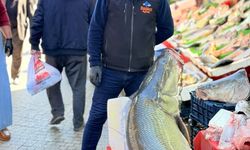 Elazığ'da kurban pazarlığını aratmayan görüntü: Vatandaşlar dev balık için yarıştı