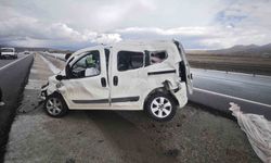 Emniyet kemerini takmayan sürücü araçtan fırladı