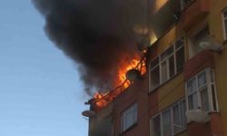 Esenler'de 4 katlı binanın çatısı alev alev yandı