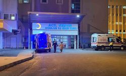 Eşiyle yürüdüğü sırada tanımadığı kişi tarafından bıçaklandı