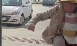 Fark ücreti vermek istemeyen kadın eczaneye taşla saldırdı, kapıları tekmeledi