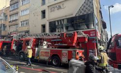 Fatih'te 3 katlı gelinlikçide yangın çıktı, ekmek teknesi yanınca gözyaşlarına boğuldu