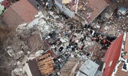 Fatih'te bitişik halde bulunan 2 gece kondu çöktü
