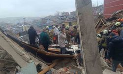 Fatih'te çöken binada enkaz altında kalanların kurtarılma anı kamerada