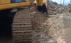 Gemlik-Mudanya yolu heyelan sebebiyle kapandı