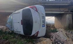 Genç sürücü ölümden döndü: Kontrolden çıkan araç köprüden uçtu, 1 yaralı