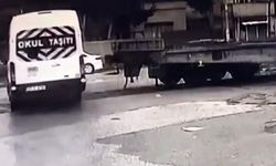 Hemzemin geçitte öğrenci servisine tren çarptı: O anlar kamerada