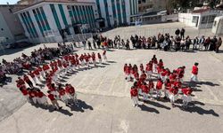 İzmir'de öğrenciler İstiklal Marşı'nı işaret diliyle okudu