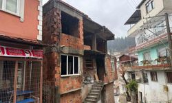 İzmit'te kullanılmayan iki katlı evin çatısı alev alev yandı