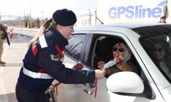 Jandarma kadınlara karanfil verdi