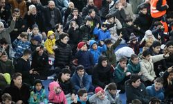 Kağıthane'de 'Gençlik Uyanıyor Duada Buluşuyor' projesi ile camiye gelen çocuklara ödül dağıtıldı