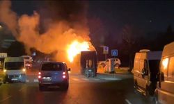 Kağıthane'de park halindeki midibüs alevlere teslim oldu