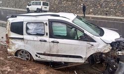 Kamyonetin takla atmasıyla aynı aileden 5 kişi yaralandı