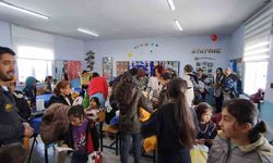 Kar tünellerinden geçerek zorlu yolları aştılar, kış şartlarında 2 bin 700 rakımlı köyde minik yürekleri ısıttılar