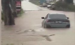 Karataş'ta sağanak hayatı felç etti: Yollar ve tarlalar göle döndü