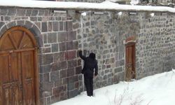 Kars eksi 15'i gördü: Çatılarda 3 metrelik buz sarkıtları oluştu