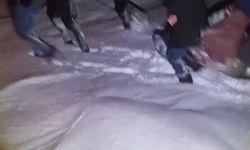 Kars'ta 85 yaşındaki hasta leğenle taşınarak ambulansa ulaştırıldı