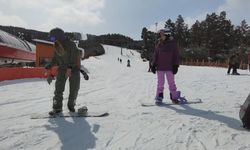 Kars'ta bahar ortasında kayak keyfi: Çam ormanları arasındaki kayak merkezi havadan görüntülendi