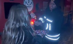 Kars'ta ilginç olay: Anahtar kapının üzerinde unutuldu, İtfaiye camdan girip kapıyı açtı