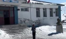 Kars'ta küçük yürekten büyük gurur: 2. sınıf öğrencisi İstiklal Marşı'nın 10 kıtasını ezbere okudu, video viral oldu