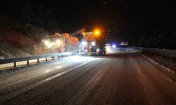 Kastamonu'da yoğun kar yağışı: Araçlar yolda mahsur kaldı