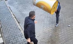 Kavgada eline geçirdiği varil, parke taşı ve masayı karşı tarafın üzerine attı