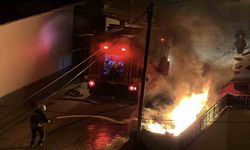 Konya'da park halindeki otomobil alev alev yandı