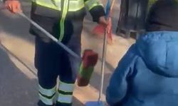Küçük oğluyla birlikte çalışan temizlik işçisi duygulandırdı