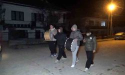 Liseliler davul çalarak sahura kaldırıyor: 'Bahşişleri bol bol hazırlayın'