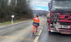 Makaslayan tır kara yolunu kapattı