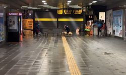 Mecidiyeköy metro alt geçidini su bastı, görevliler suyu kovalarla tahliye etmeye çalıştı