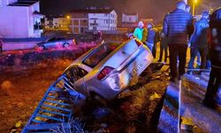 Otomobil bariyere çarptı: 1'i ağır, 2 kişi yaralandı