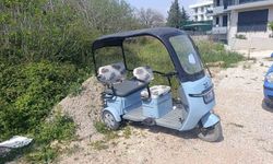 Park halindeki otomobil yola çıkarken elektrikli bisiklete çarptı