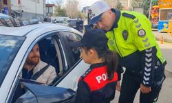 Polis üniforması giyen özel öğrenciler sürücülere trafik kurallarını hatırlattı