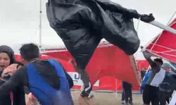 Salda Duatlonu Türkiye Kupası'nda şiddetli rüzgar çadır ve bariyerleri uçurdu, o anlar kameralara yansıdı