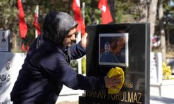 Şehitlikte temizlik yapan kadınların duygusal anları