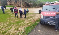 Sele kapılan traktördeki 4 kişi kurtarıldı