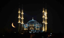 Selimiye'nin üzerinde hilal büyüledi