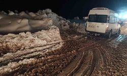 Siirt'te kar ve heyelan ulaşımı aksattı. Mahsur kalan vatandaşlar kurtarıldı