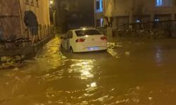 Siirt'te sağanakta göle dönen yollarda araçlar mahsur kaldı