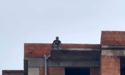 Tartıştığı eşi telefonlara bakmıyor diye çatıya çıktı