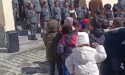 Taşlıçay'da Ramazan etkinliğinde minik kızın ilahiye eşliği tebessüm oluşturdu