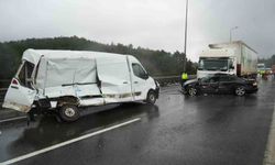 TEM'de 6 araç birbirine girdi: Tırda yüklü sular yola saçıldı