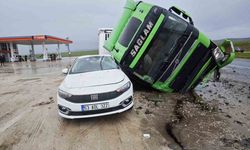 Tır otomobilin üstüne devrildi