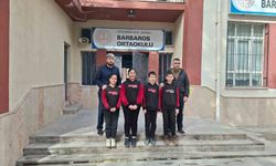 Topladıkları para ile 3 bakkalın veresiye defterini satın alan öğretmen ve öğrenciler yürekleri ısıttı