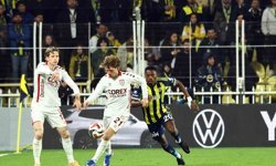 Trendyol Süper Lig: Fenerbahçe: 1 - Samsunspor: 1 (Maç devam ediyor)