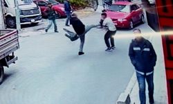 Tükürük kızdırdı, birbirlerine uçan tekmeyle saldırdılar