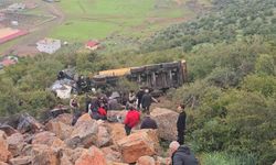 Uçuruma yuvarlanan kamyonun sürücüsü öldü