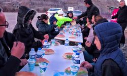 Uzundere'de 'yolda iftar' geleneği: Öğrenciler ve öğretmenler yoldan geçen sürücülere iftarlık dağıttı