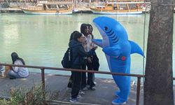 Vatandaşları eğlendirmek için köpek balığı kostümüyle Manavgat sokaklarında dolaşıyor